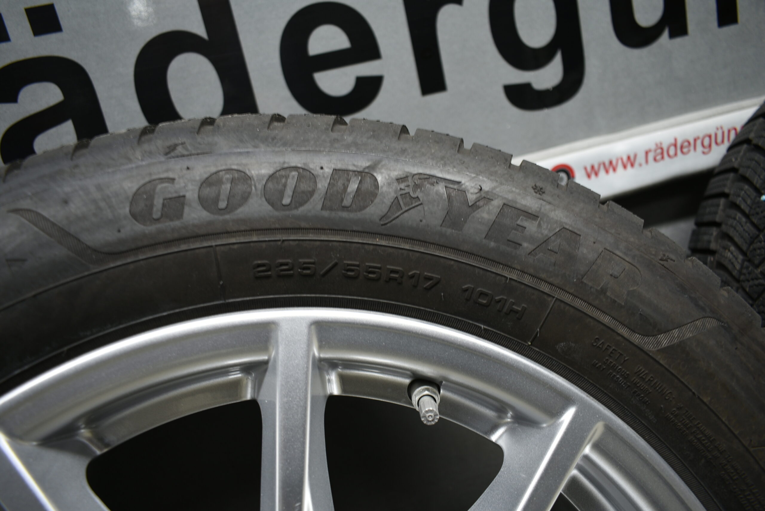 BMW 4er i4 G26 Alufelgen mit Winterreifen 225 55 R17 101H Lager Nr. 1122 – Bild 8