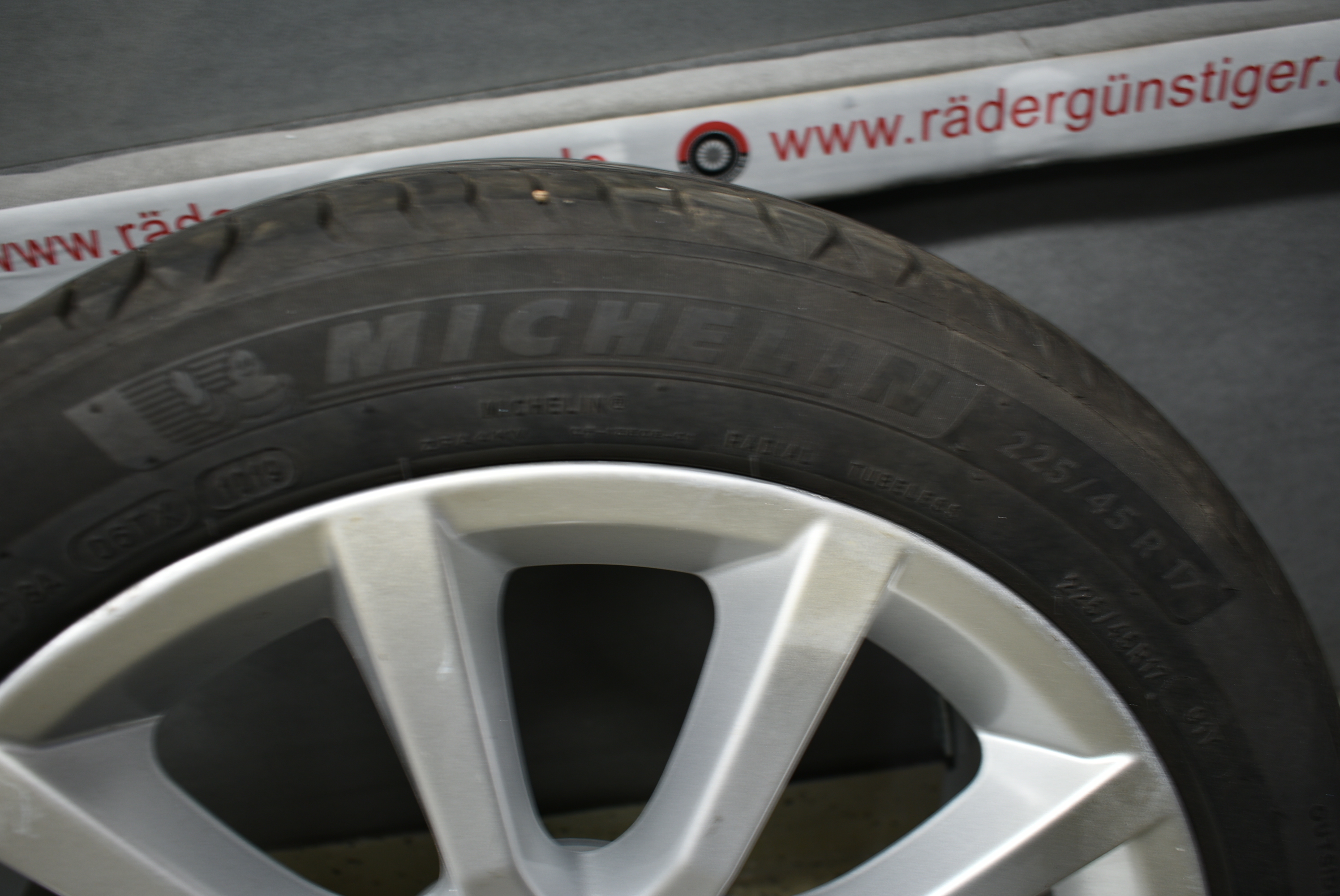 Original Mercedes SLK SLC R172 Alufelgen mir Sommerreifen 17 Zoll Lager Nr. 1142 – Bild 8