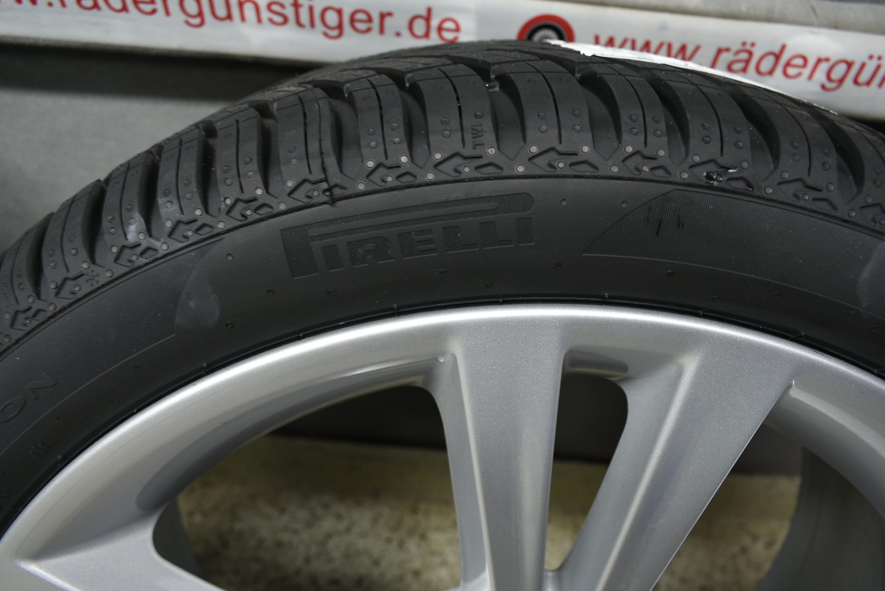 BMW 1er F20 F21 2er F22 F23 18 Zoll Alufelge mit Allwetter Pirelli 225 40 R18 92V Lager Nr. 1172 – Bild 9